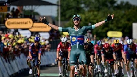 Pogacar se toma un día de vacaciones en el Tour
