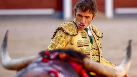 El torero Juan de Castilla sufre dos graves cornadas en Bayona: "Ha sido un milagro"