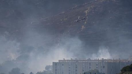 En direct, incendies : le feu à Marseille n’est pas encore fixé, la circulation des TGV doit reprendre mercredi