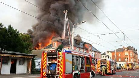 Brände: Feuer in ehemaliger Staatsoperette weitestgehend gelöscht
