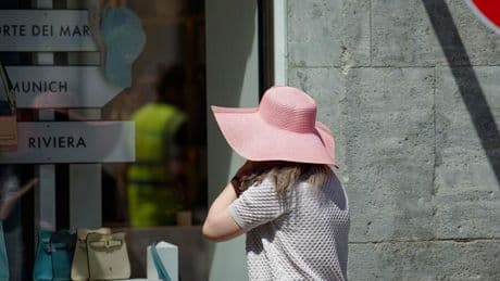 HDE-Konsumbarometer: Verbraucher gehen leicht beschwingt in den Sommer