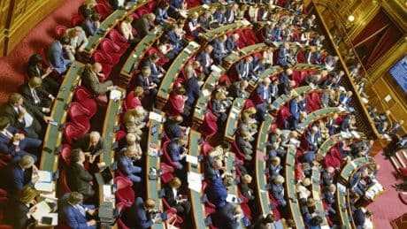 Préférence nationale, haine de l’Algérie, mariage avec des étrangers… Le Sénat est-il devenu un plateau de CNews ?