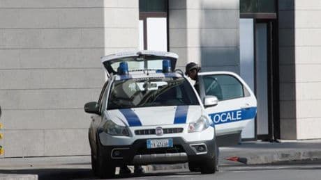 La Spezia, scooterista urta auto e fugge: “Dovevo andare in bagno”