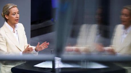„Ihre Kanzlerschaft geht als größter Wahlbetrug in die deutsche Geschichte ein“, sagt Weidel