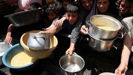 "Tendrán un pan de pita al día": Netanyahu impide el reparto de ayuda humanitaria de la UE tras dejar entrar sólo 100 camiones