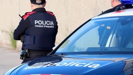 Dos detenidos por vender entradas falsas del Barça-Madrid en los alrededores de Montjuïc