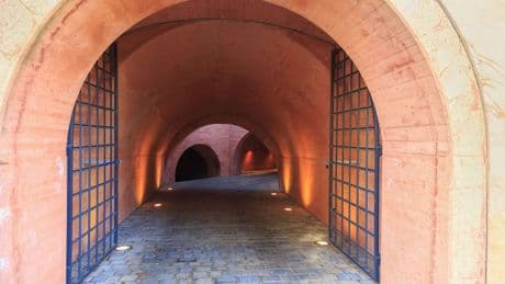Ausflug ab Berlin: Festung Senftenberg bietet Geheimgänge und Kunst
