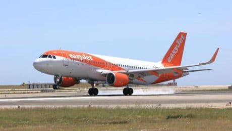 Fumo in cabina, paura a bordo di un volo easyJet: l'atterraggio d'emergenza a Malpensa, cosa è successo