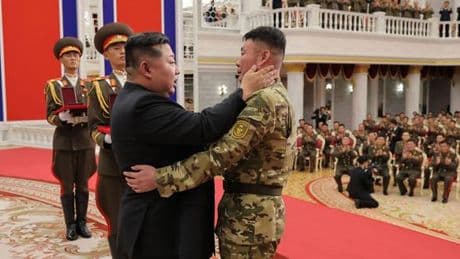 Ukraine : les soldats nord-coréens sur le front russe décorés par Kim Jong-un