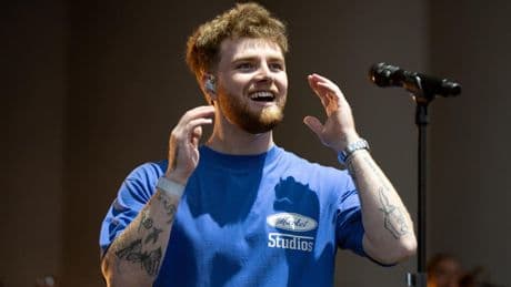 Alex Warren Matches Justin Bieber’s Radio Record