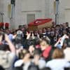 REPORTAGE. "C'est comme si on venait saluer notre propre père" : devant la basilique Saint-Pierre, une foule pressée de rendre un dernier hommage au pape