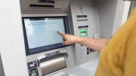 Hasta 150.000€ en multas: Hacienda avisa a quienes sacan o ingresan dinero no justificado en el banco