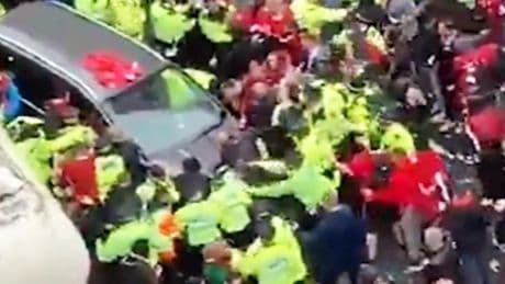 Totale chaos in Liverpool: auto rijdt in op publiek