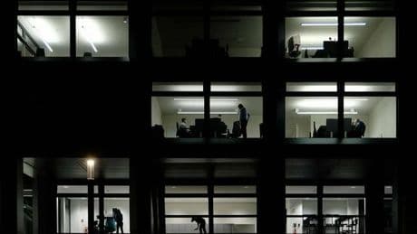 Überstunden: Workaholic oder ineffizient? Warum Mittelmanager oft mehr arbeiten