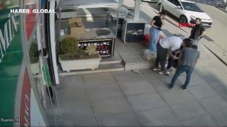 Eczacıdan hayat kurtaran 'Heimlich' manevrası