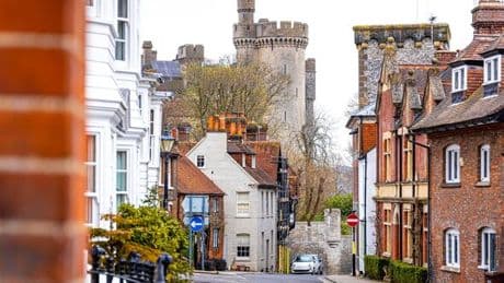 Hidden town one hour from London with beautiful countryside, a castle and a lido