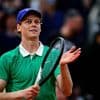 Oppermachtige Jannik Sinner naar halve finales, Carlos Alcaraz traint in shirt lokale voetbalclub