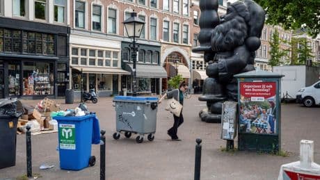 De afvalverwerker staakt één dag, en de Rotterdamse afvalcontainers zitten vol