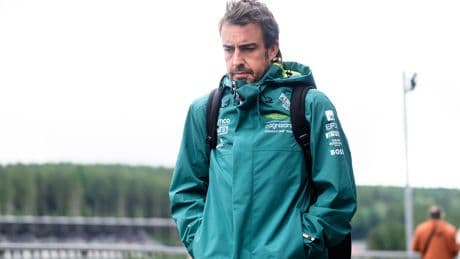 Lo nunca visto: a Fernando Alonso se le sale el volante en plena curva