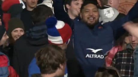 Nouvelle-Zélande-France : quand le pilier de l’UBB Ben Tameifuna apparaît en tribune... avec une veste des Bleus