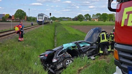 Mercedes stößt mit Regionalbahn zusammen - Rentner (82) stirbt nach Unfall mit Zug