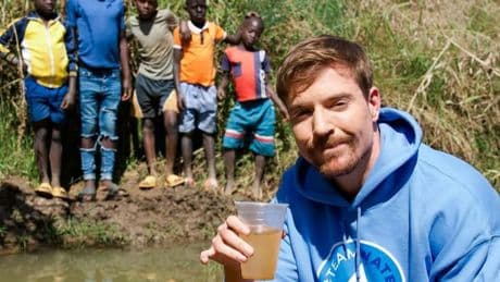 "Des puits abandonnés et hors service un an plus tard": accusé de mettre en scène la misère, MrBeast se défend
