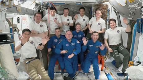 Vier Raumfahrer auf der ISS eingetroffen