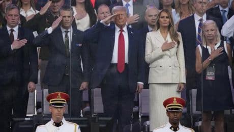 Unter Nieselregen und landesweiten Protesten eröffnet Trump pompöse Militärparade