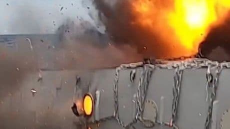 La última prueba de la Armada francesa: hace detonar un dron marino contra un viejo buque