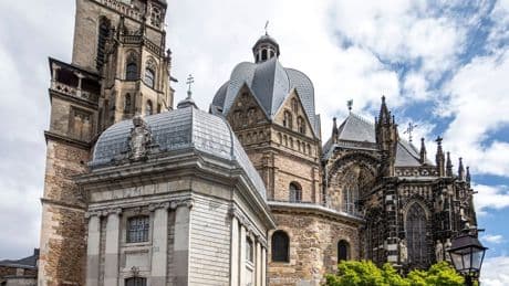 Aachener Dom: Sage um den Teufel und die Wölfin hinter dem Gotteshaus