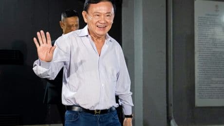 Thaïlande : l'ancien Premier ministre, Thaksin Shinawatra, quitte le pays avant un vote clé au Parlement