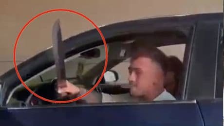 Ankara'da trafikte dehşet: Seyir halinde camdan kılıç savurdu