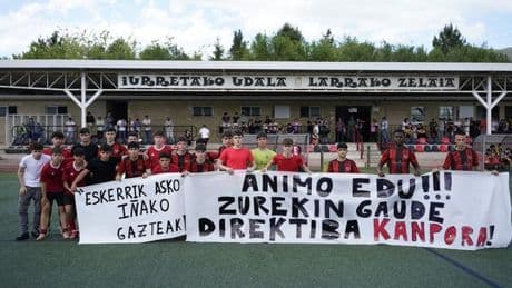 Los futbolistas del Iurretako juvenil apoyan al menor que denunció al padre de un compañero de equipo por pegarle