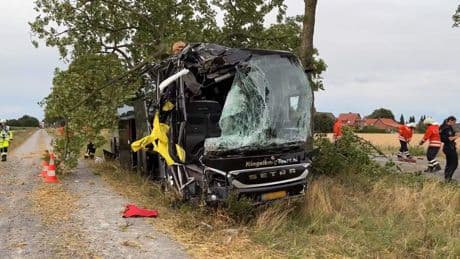 Nederlandse touringcar met senioren crasht in Duitsland, meerdere gewonden