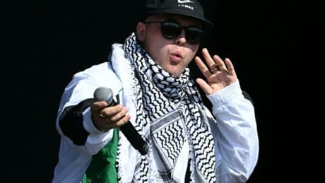 Wegen Hisbollah-Flagge umstritten: Rap-Gruppe Kneecap tritt bei Glastonbury Festival auf