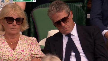 La siesta de Hugh Grant en Wimbledon: las cámaras le pillan en pleno tie break entre Djokovic y Cobolli