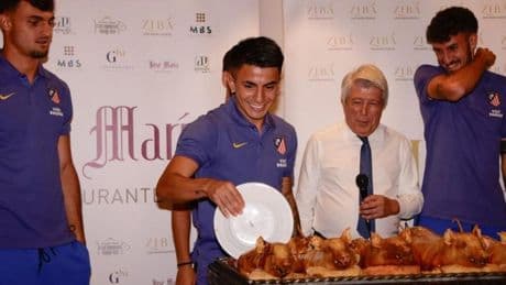 Los fichajes del Atlético se estrenaron trinchando el cochinillo