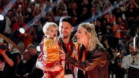 Dries Mertens ve ailesi taraftarlarla vedalaştı!
