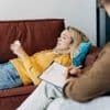 Mais pourquoi s’allonge-t-on sur un divan quand on va chez le psy ?