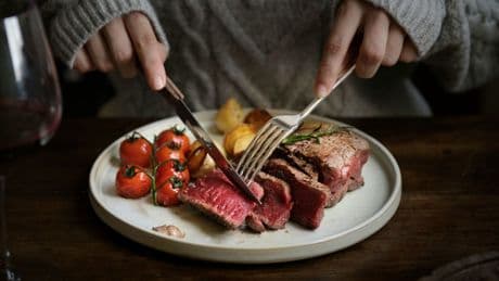 Peut-on convaincre les gens d'arrêter de manger de la viande? Des chercheurs ont peut-être trouvé comment