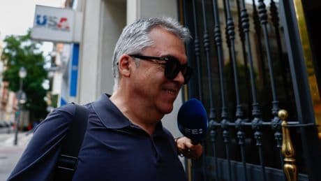 La Policía acude a la casa de Santos Cerdán tras avisar este de dos paquetes sospechosos