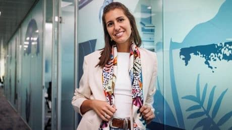 Elena Garrido, nutricionista: “Para acabar con la hinchazón en verano come con calma, tu cuerpo digiere mejor cuando no estás a mil y ayúdalo con el proceso ingiriendo los alimentos lentamente”