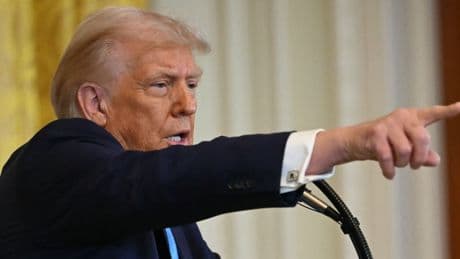 Trump vieta i viaggi negli Usa da 12 Paesi. Stop ai visti per gli studenti stranieri ad Harvard