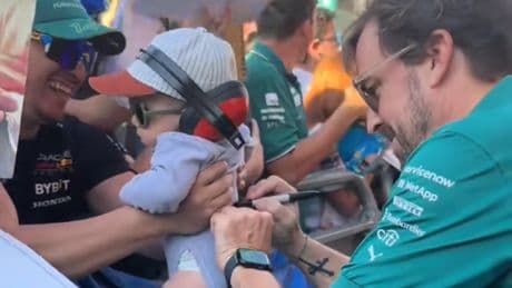 El momento más surrealista de Alonso que causa furor: le piden que firme... a un bebé en el GP de Barcelona