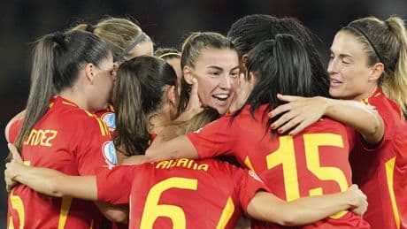 Fußball-EM: Spanien schlägt Italien und zieht als Gruppensieger ins Viertelfinale ein