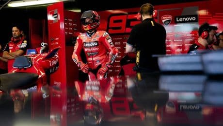 Marc Márquez provoca la algarabía de los ídolos de Rossi al caerse en Misano