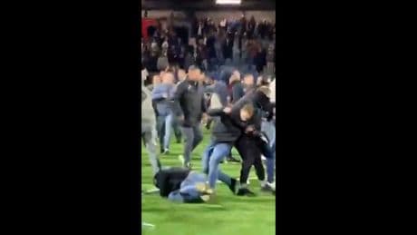 Massenschlägerei nach Schlusspfiff - Fan-Schande in Holland-Relegation!