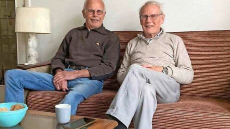 Wielericoon Jan Janssen blaast 85 kaarsjes uit met tweelingbroer Aad