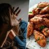 Nog één keer bereidde ze ‘chicken wings’ voor haar ex... en toen volgde zijn vuistslag: “Per ongeluk? Hoe kan dát?”