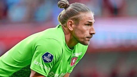AZ mede dankzij gigantische blunder FC Twente-goalie Lars Unnerstall langs tukkers in Enschede